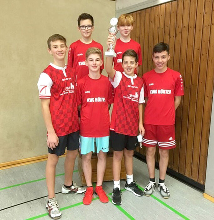 Die Volleyballer vom König-Wilhelm-Gymnasium Höxter holten sich in der Wettkampfklasse III mit zwei Siegen gegen das Gymnasium Marianum Warburg den Titel.